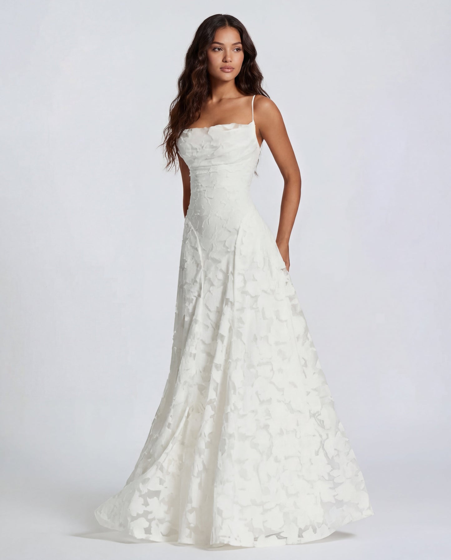 Sofia | Abito Maxi in Pizzo Floreale con Spalline a Spaghetti e Scollo Dritto
