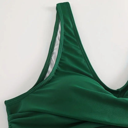 Sarena | Il tuo bikini modellante per l'addome con un'elegante scollatura a V