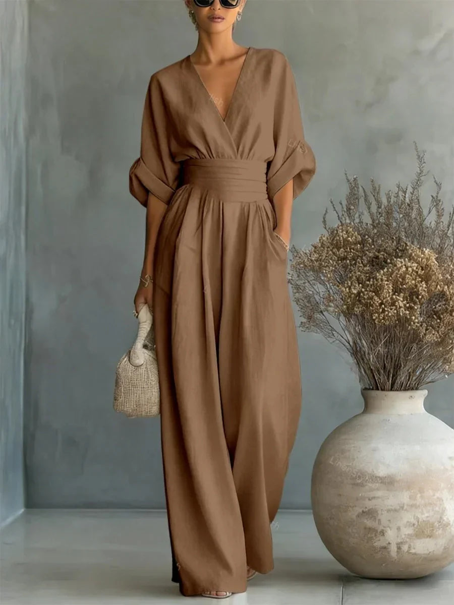 Combinación elegante con cuello en V y talle alto