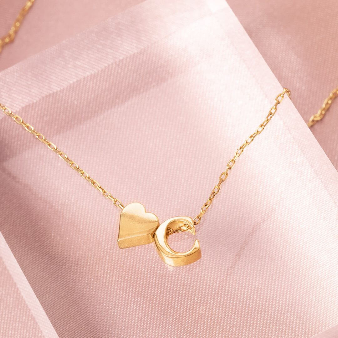 Collana con lettere a forma di cuore