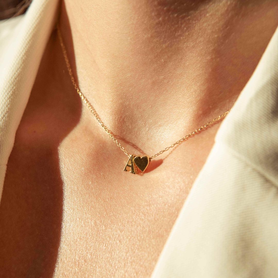 Collana con lettere a forma di cuore