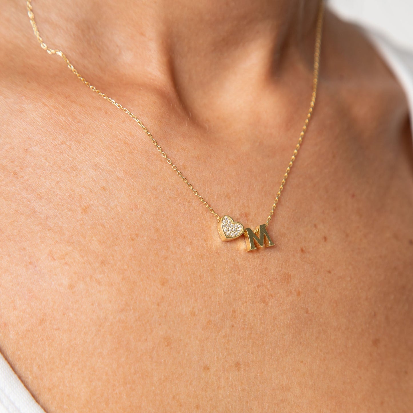 Collana con lettere in zirconia a forma di cuore
